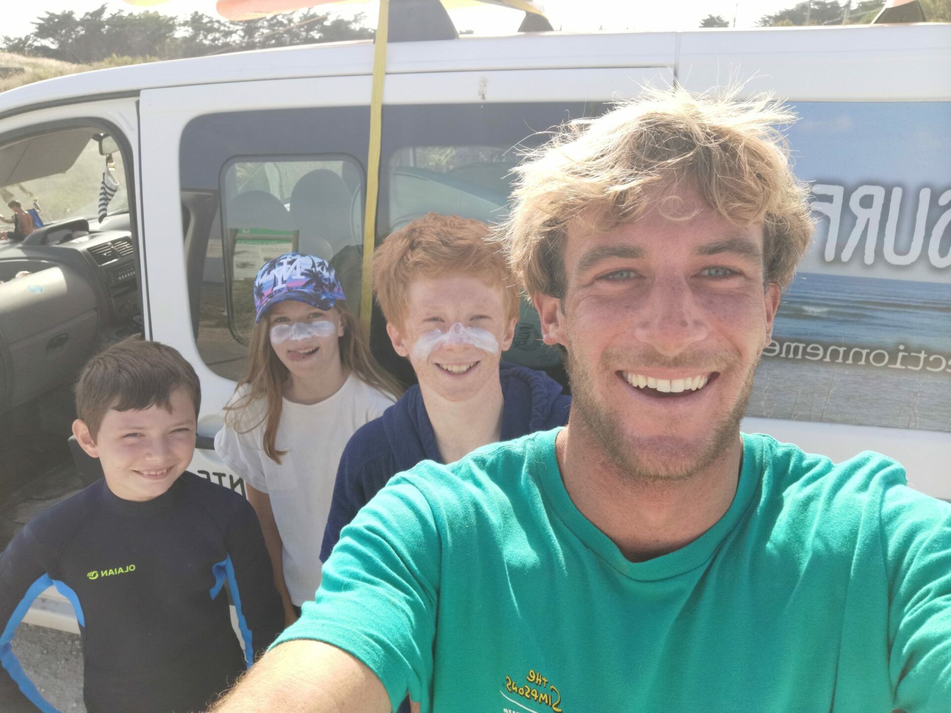 tristan et ses élèves de surf sur l'île d'oléron