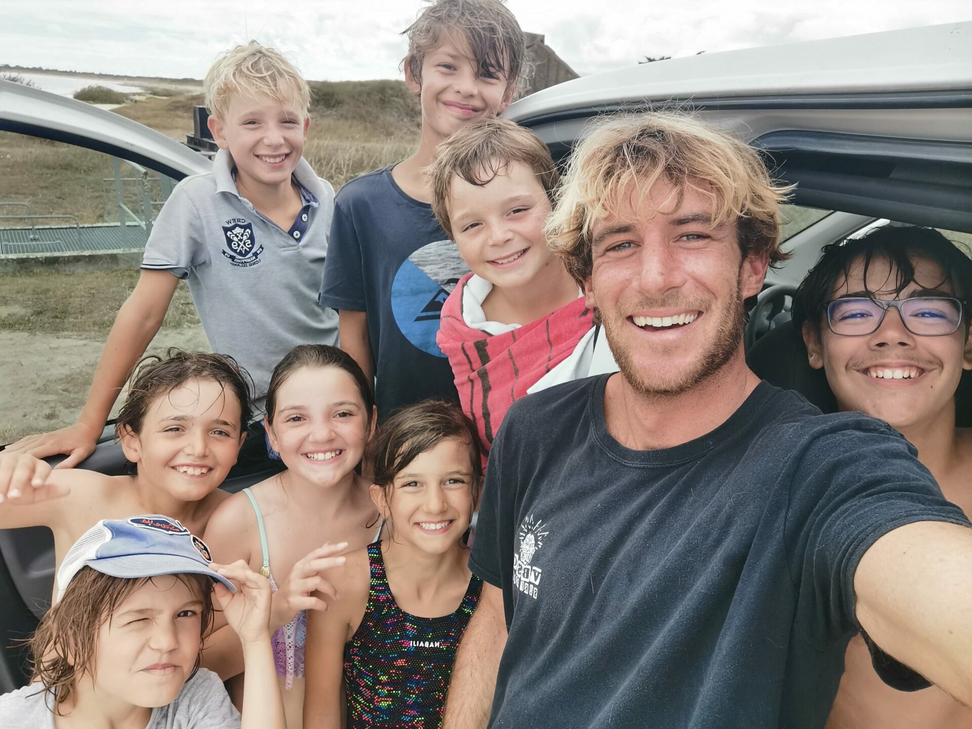 École de surf sur l'île d'Oléron - Photo avec élève et moniteur